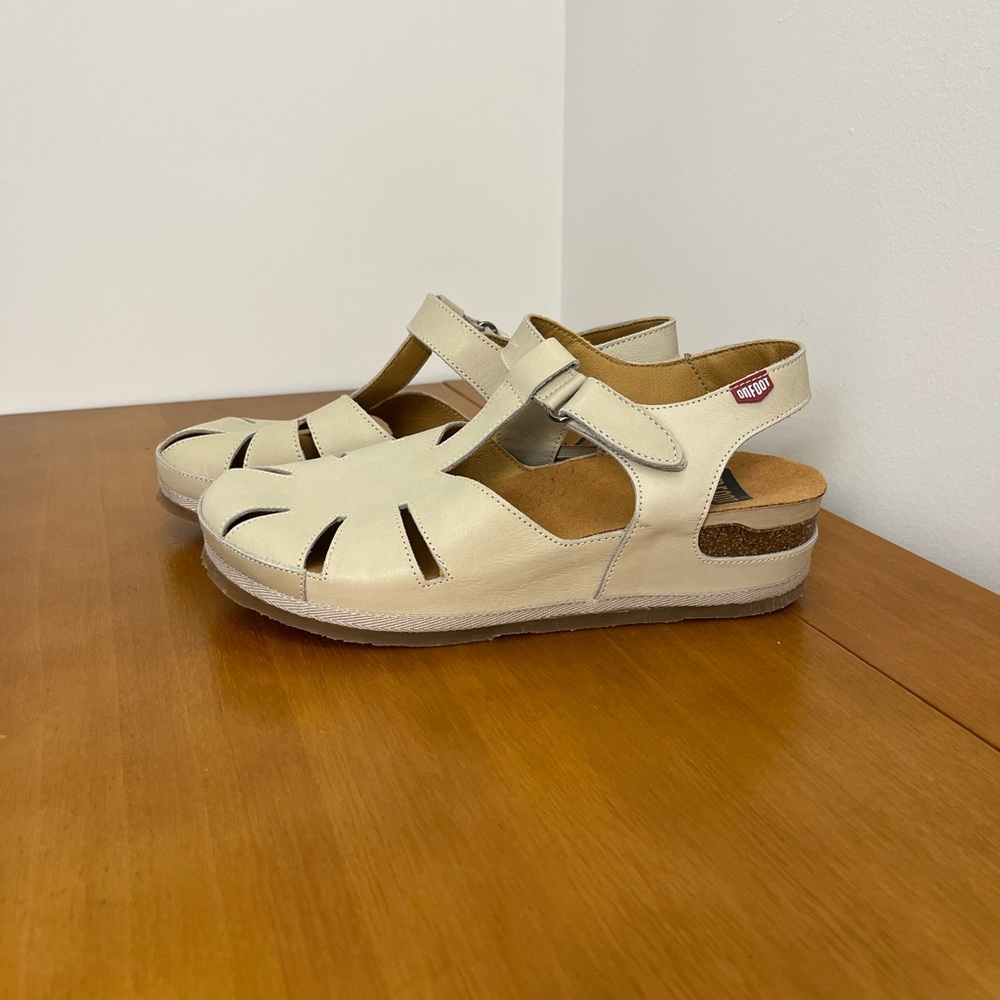 On Foot Zen Fish Women's Sandal - Beige